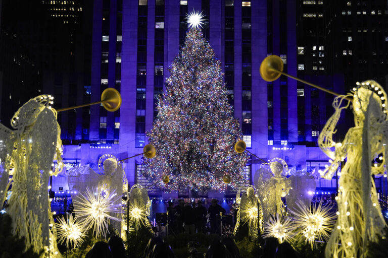 Natale, luci e magia al Rockefeller Center: l’abete illuminato incanta New York