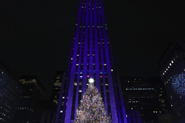 Natale, luci e magia al Rockefeller Center: l’abete illuminato incanta New York