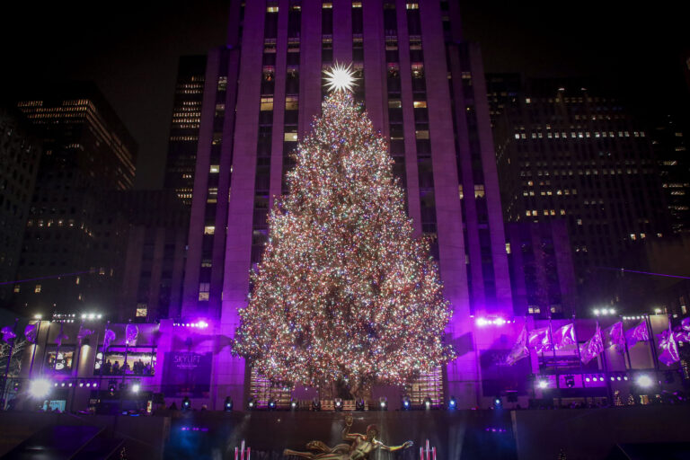 Natale, luci e magia al Rockefeller Center: l’abete illuminato incanta New York