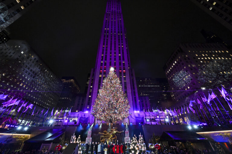 Natale, luci e magia al Rockefeller Center: l’abete illuminato incanta New York