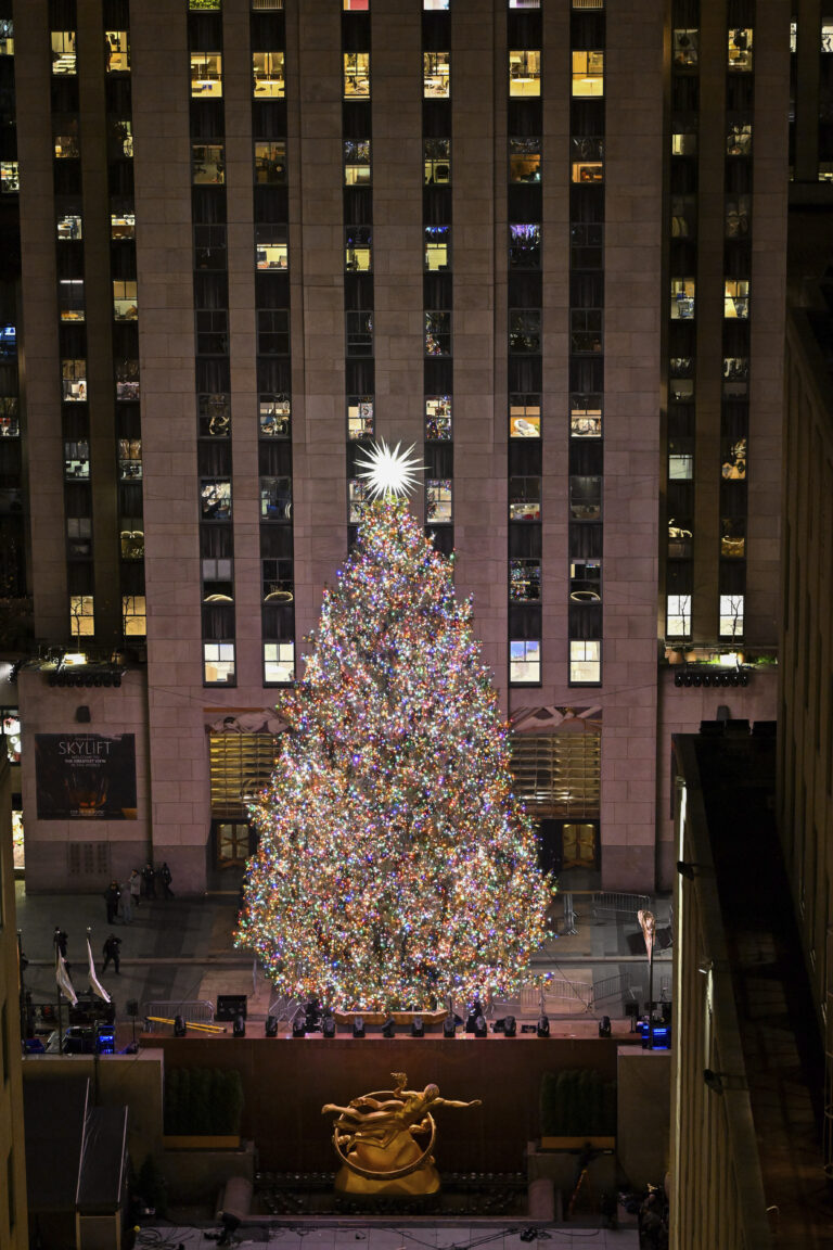 Natale, luci e magia al Rockefeller Center: l’abete illuminato incanta New York