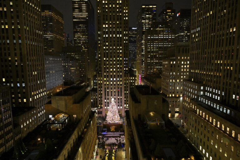 Natale, luci e magia al Rockefeller Center: l’abete illuminato incanta New York