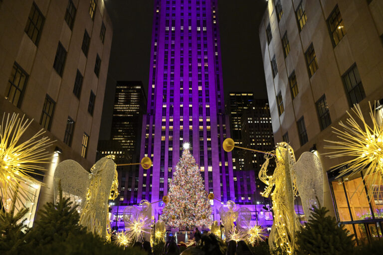 Natale, luci e magia al Rockefeller Center: l’abete illuminato incanta New York