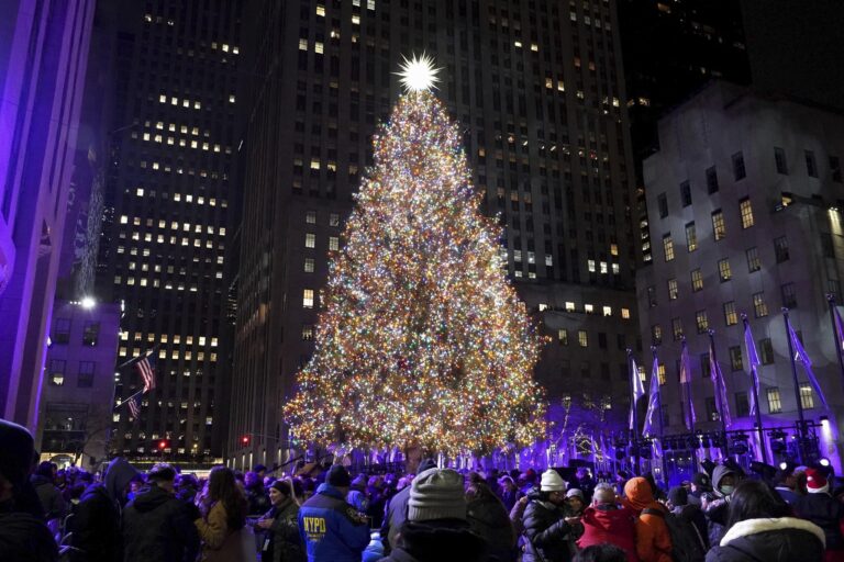 Natale, luci e magia al Rockefeller Center: l’abete illuminato incanta New York