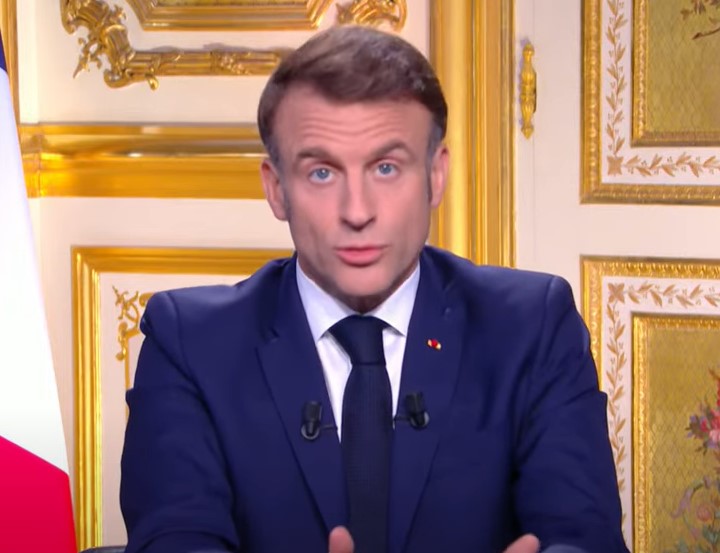 Francia, Macron: “Resterò presidente fino al 2027, nuovo primo ministro nei prossimi giorni”