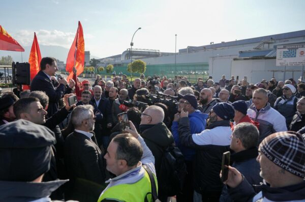 Giuseppe Conte con gli operai ai cancelli dello stabilimento Stellantis di Pomigliano d’Arco