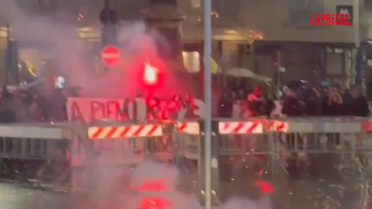 Teatro Scala, manifestanti lanciano petardi e fumogeni vicino alla ‘zona rossa’