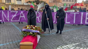 Roma, bara in piazza contro le morti di Malagrotta e l’amministrazione Gualtieri