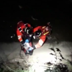 Vicenza, gatto intrappolato sul bordo del fiume: il salvataggio dei vigili del fuoco