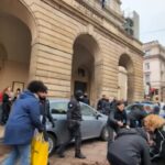 Milano, protesta davanti alla Scala: foto di Meloni e Netanyahu nel letame