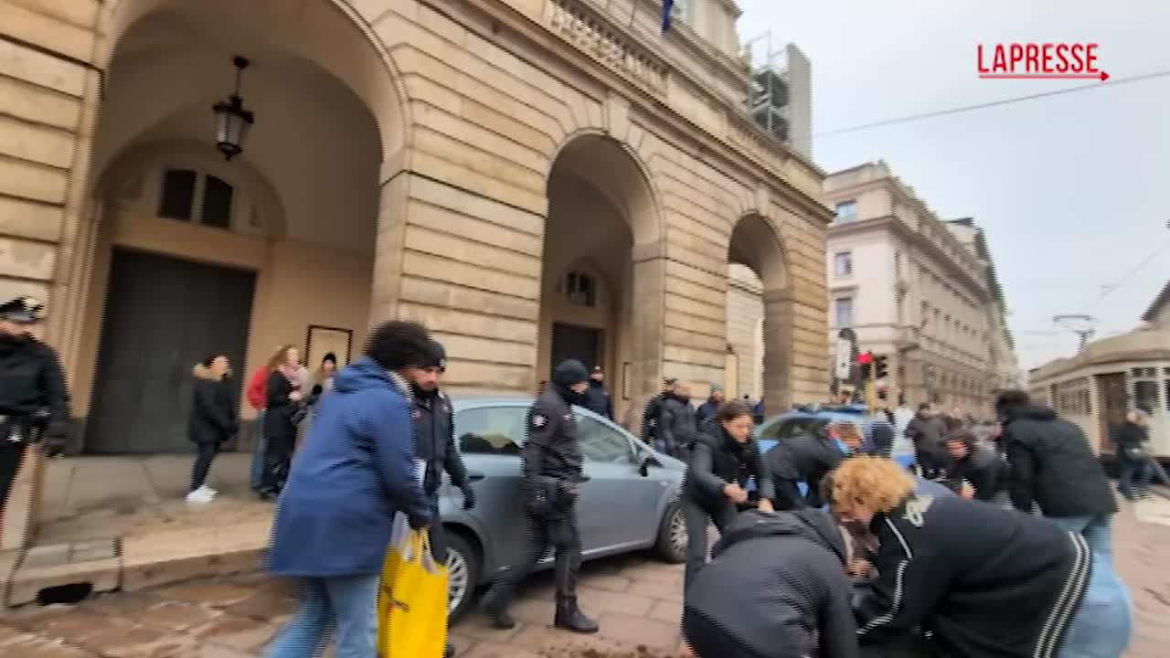 Milano, protesta davanti alla Scala: foto di Meloni e Netanyahu nel letame