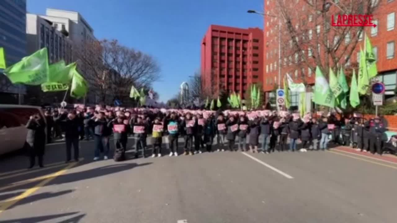 Corea del Sud, manifestazioni a Seoul contro il presidente Yoon Suk Yeol