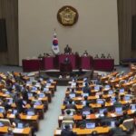 Corea del Sud, parlamentari lasciano l’aula prima del voto per l’impeachment di Yoon Suk Yeol