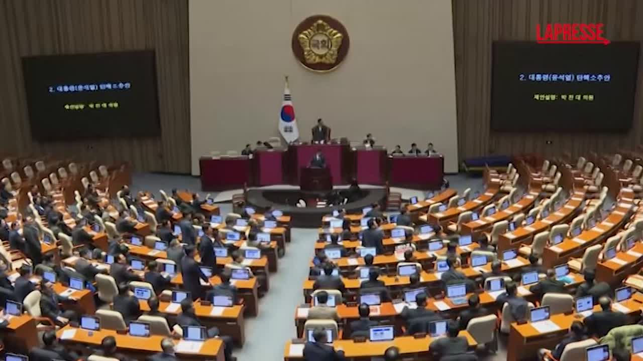 Corea del Sud, parlamentari lasciano l’aula prima del voto per l’impeachment di Yoon Suk Yeol