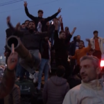 Siria, la festa a Damasco dopo l’ingresso dei ribelli: fucili al cielo e spari per festeggiare
