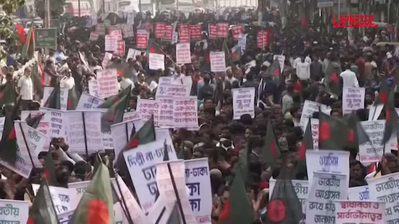 Bangladesh, in migliaia in strada a Dhaka protestano contro l’attacco a un complesso diplomatico in India