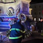 8 dicembre, l’omaggio dei vigili del fuoco alla statua della Madonna in piazza di Spagna a Roma