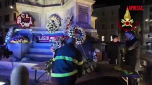 8 dicembre, l’omaggio dei vigili del fuoco alla statua della Madonna in piazza di Spagna a Roma