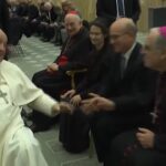 Vaticano, Papa con un grosso livido sul mento: ha sbattuto contro un comodino