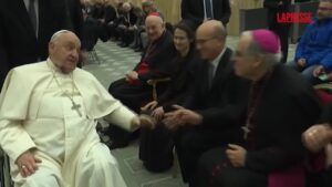 Vaticano, Papa con un grosso livido sul mento: ha sbattuto contro un comodino