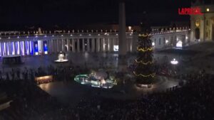 Vaticano, inaugurati il presepe e l’albero di Natale in piazza San Pietro