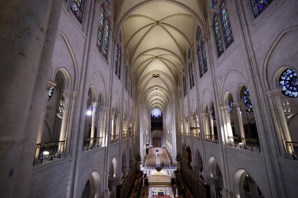 Francia, Notre Dame riapre davanti ai leader del mondo. Stretta di mano Trump Zelensky