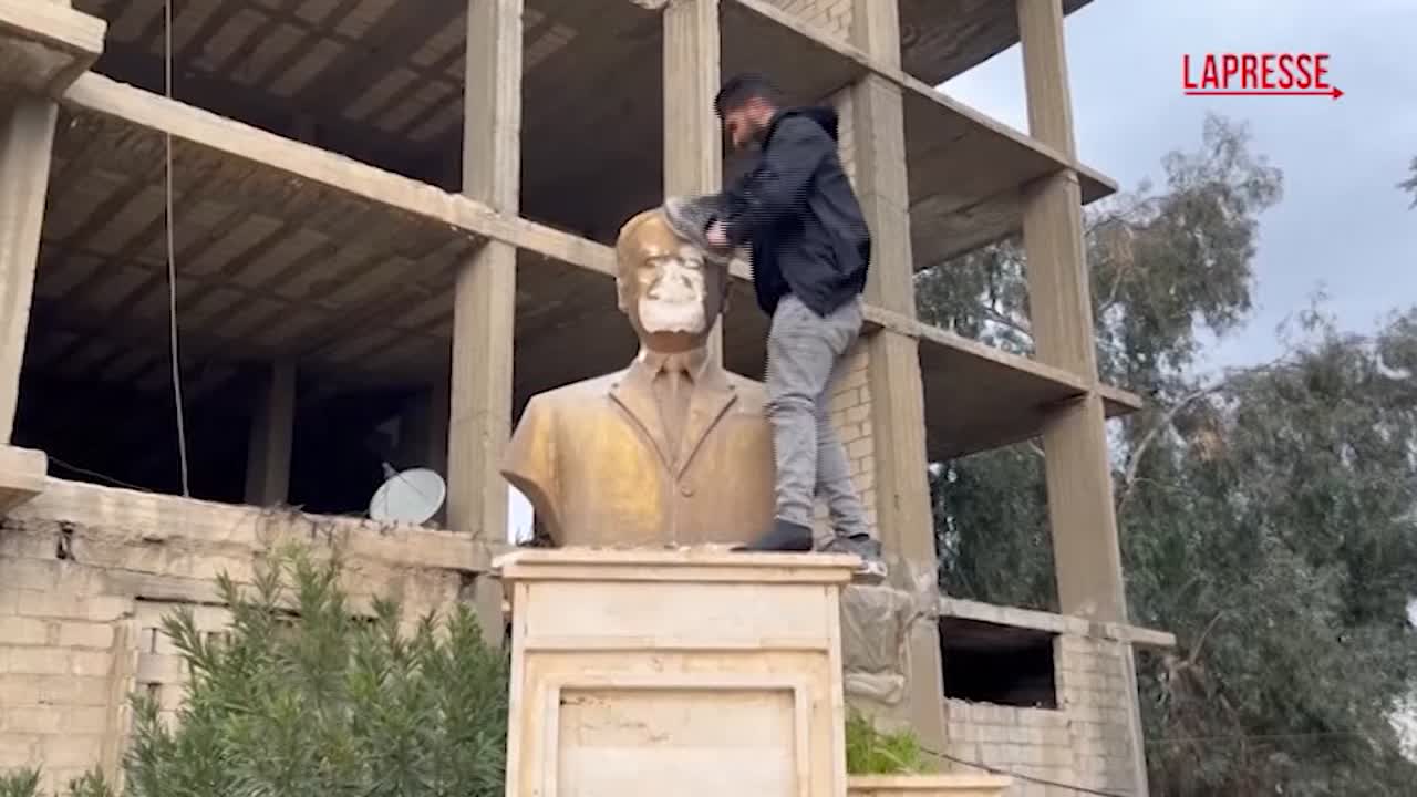 Siria, i curdi rimuovono le statue di Assad