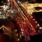 A Pristina le luci scintillanti del mercatino di Natale