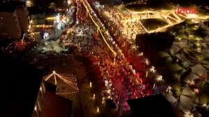 A Pristina le luci scintillanti del mercatino di Natale