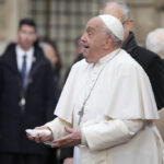 Roma, quattro attiviste protestano con cartelli anti corrida al passaggio del Papa