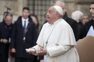 Roma, quattro attiviste protestano con cartelli anti corrida al passaggio del Papa