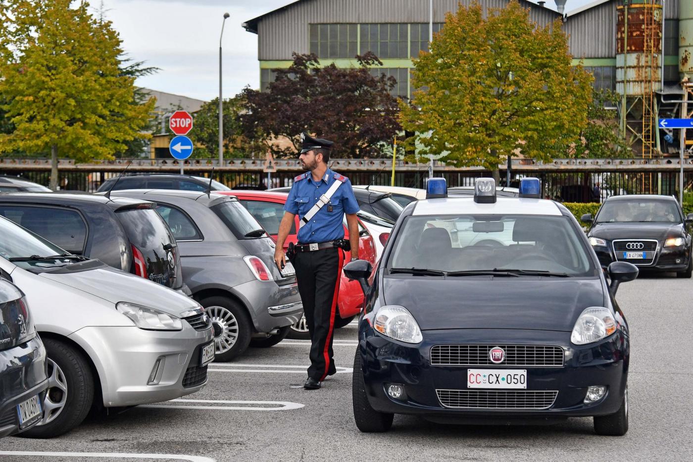 Monza, 24enne accoltellata in centro commerciale a Giussano: è grave