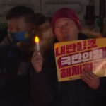 Corea del Sud, manifestanti chiedono le dimissioni di Yoon davanti al Parlamento