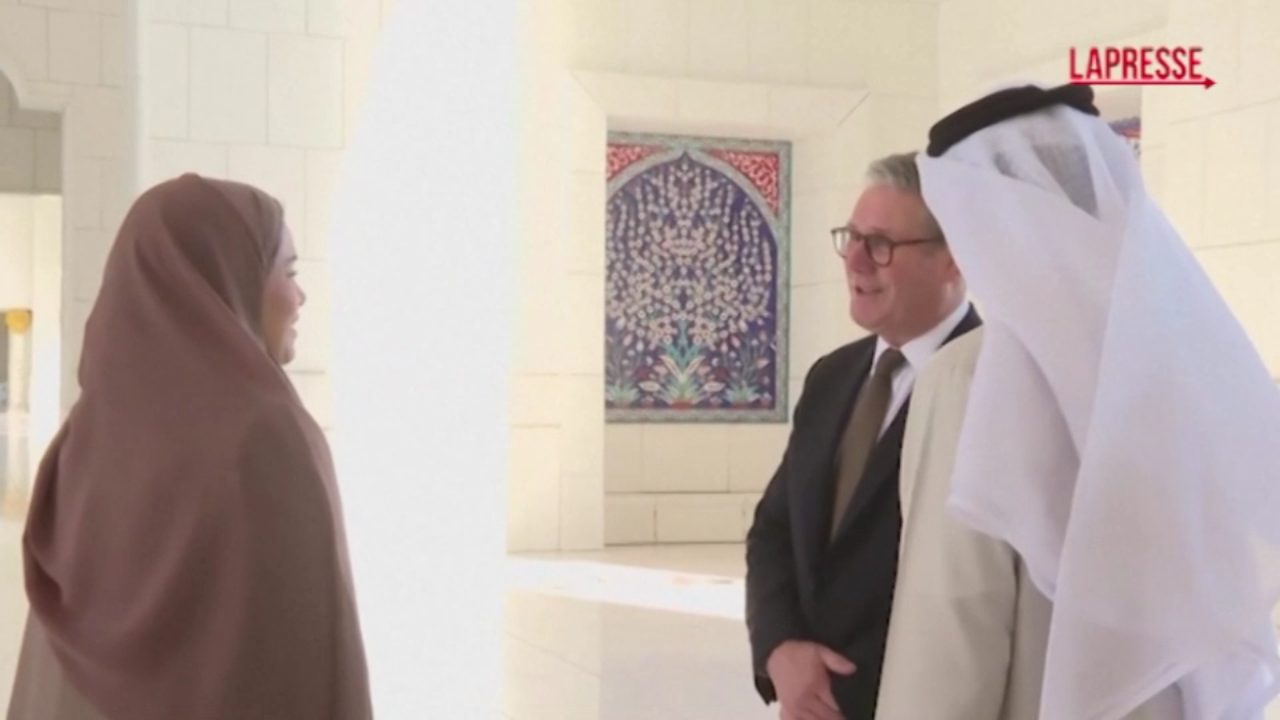 Emirati Arabi, il premier inglese Starmer visita la Grande Moschea