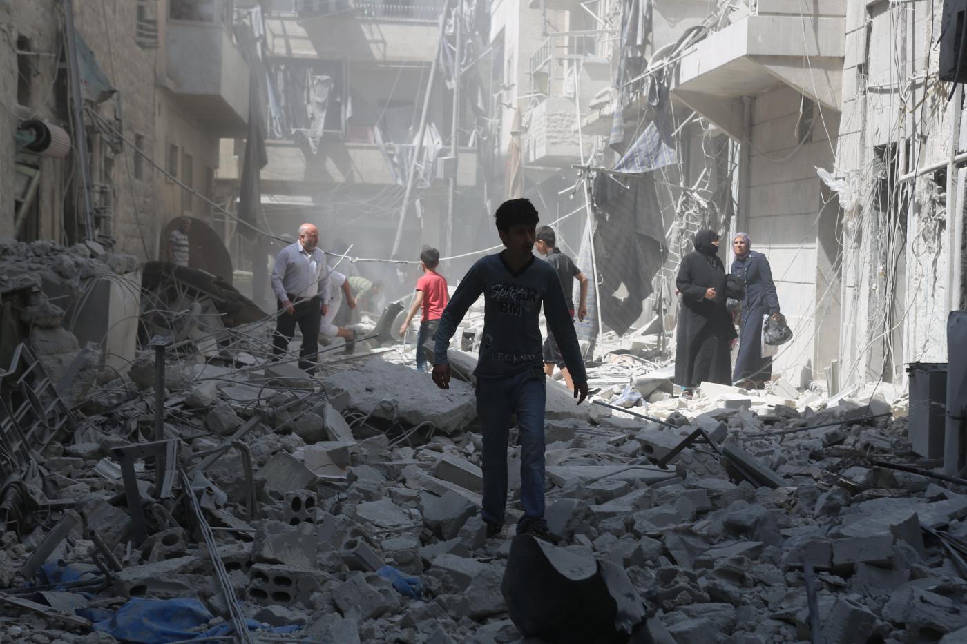 Siria, Israele: “Colpiti 320 obiettivi strategici in tutto il Paese”. Netanyahu: “Ho autorizzato a bombardare”