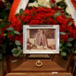 Paolo Pilliteri, i funerali a Milano: applausi ad arrivo feretro