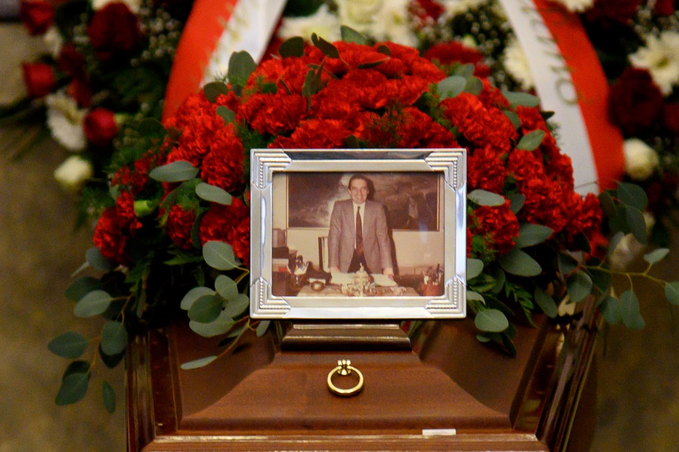 Paolo Pilliteri, i funerali a Milano: applausi ad arrivo feretro