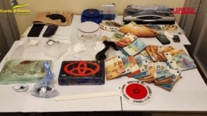 Gela, sequestrati 2,5 kg di cocaina e armi: 3 arresti