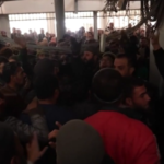 Siria, parenti cercano i loro familiari nel carcere di Saydnaya
