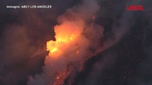 California, fiamme fuori controllo vicino a Malibu: 20mila evacuati