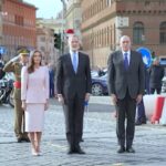Il ministro Crosetto all’Altare della Patria con i reali di Spagna
