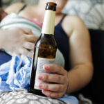 Babysitter si ubriaca e perde conoscenza, soccorsa bimba 2 anni