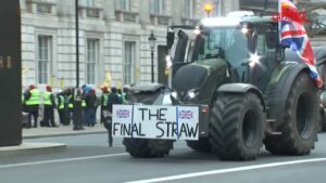 Trattori in strada a Londra: nuova protesta degli agricoltori