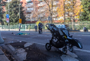 Milano, tir travolge mamma con i due bimbi e scappa: morta 34enne. Fermato conducente