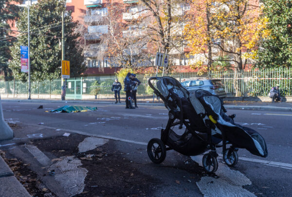 Milano, tir travolge mamma con i due bimbi e scappa: morta 34enne