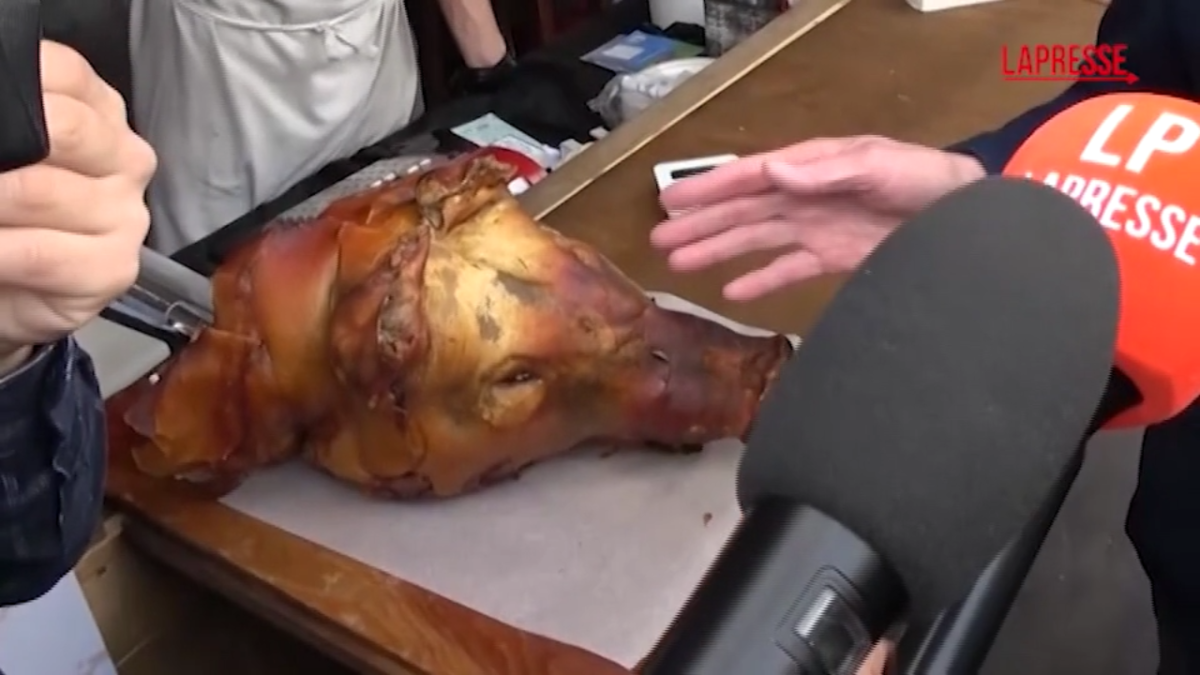 VIDEO Atreju, gag di Calderoli davanti alla porchetta VIDEO Atreju, gag di Calderoli davanti alla porchetta