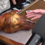Atreju, gag di Calderoli davanti alla porchetta: “Io pensavo a quella di Ariccia loro al Porcellum”