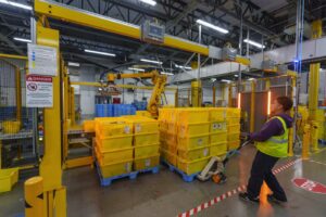 Lo stabilimento Amazon di Oxnard in California