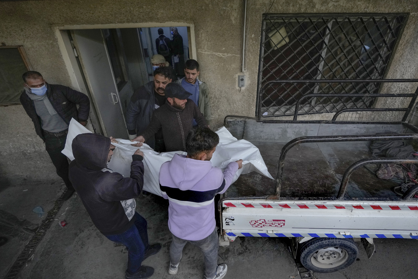 Siria, Al Jazeera: “Trovata fossa comune con migliaia di corpi”