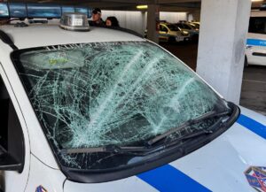 Roma, distrugge auto polizia municipale con un piccone: arrestato